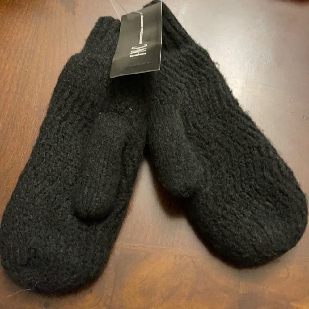 NWT Inc International Concepts Chevron-knit Mittens Black One Size